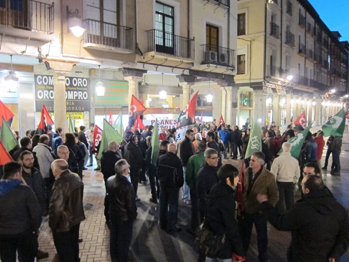 Concentración de CGT y Trabajadores Unidos en Renault en Valladolid