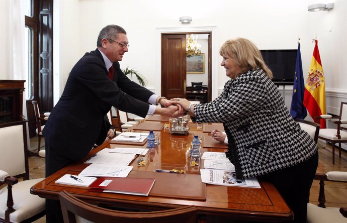 El ministro de Justicia y la presidenta de la AVT en su reunión del 31 de enero