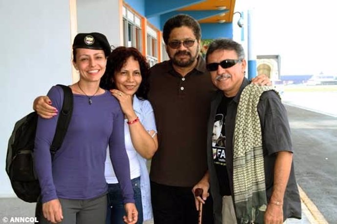 La guerrillera neerlandesa en Cuba junto a otros guerrilleros de lasFARC.