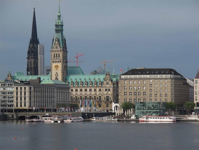 Vista de Hamburgo desde el Alster interior