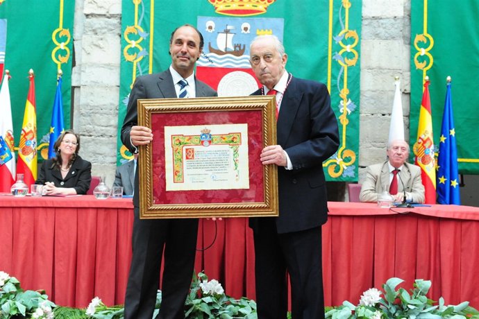 García Guinea en el acto en el que fue nombrado Hijo Predilecto de Cantabria