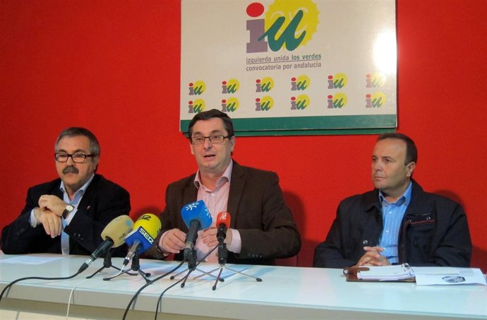 José Luis Centella (c), junto a Luis Segura (i) y Juan Serrano (d).