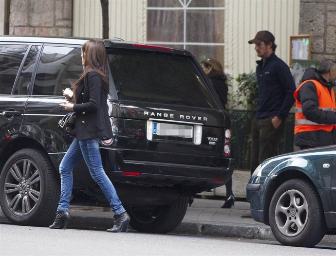 Luis Medina junto a una desconocida