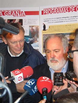 Arias Cañete atendiendo a los periodistas tras visitar La Granja de El Saler  
