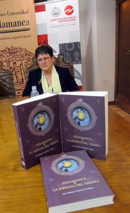 Ana María Carabias con ejemplares de  'Salamanca y la medida del tiempo'