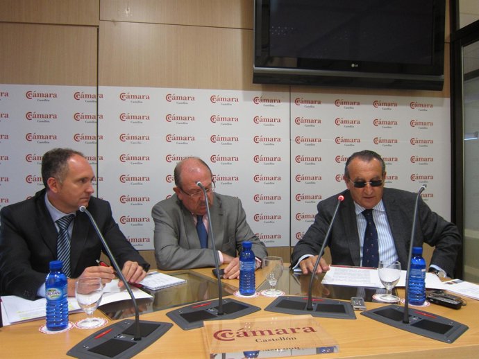 Carlos Fabra, A La Derecha, En Rueda De Prensa En La Cámara De Comercio