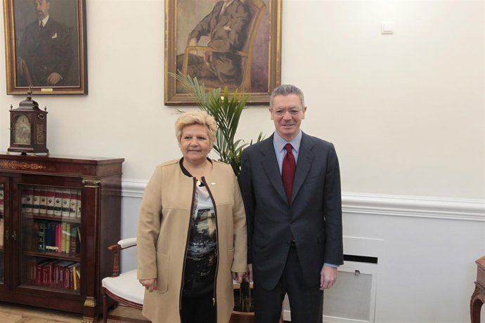 Gallardón recibe a Ángeles Pedraza, presidenta de la AVT