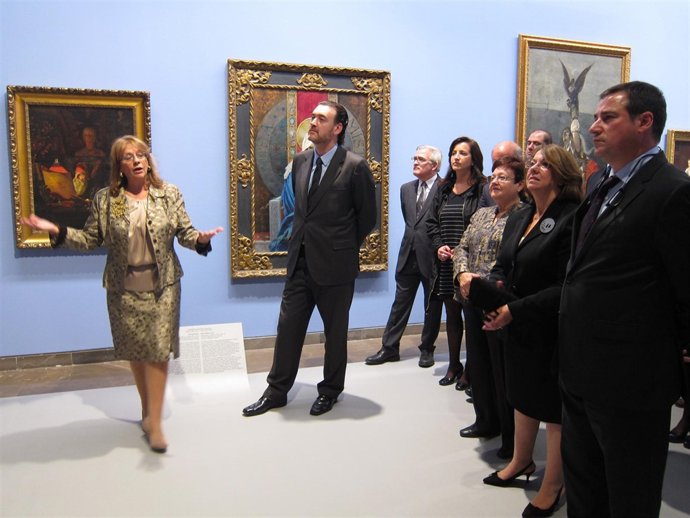 Miguel Zugaza en el centro de la imagen durante su visita al Mubag