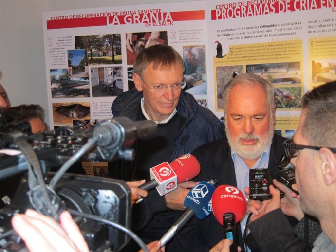 Arias Cañete y el comisario de Medio Ambiente atendiendo a los periodistas