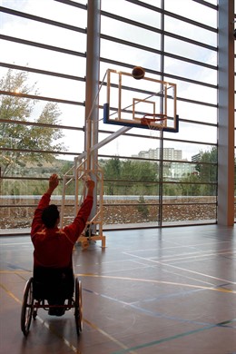 Joven Silla De Ruedas Jugando Al Baloncesto