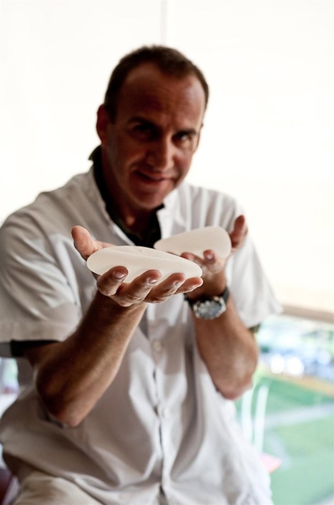 El doctor Vicente Paloma con prótesis mamaria