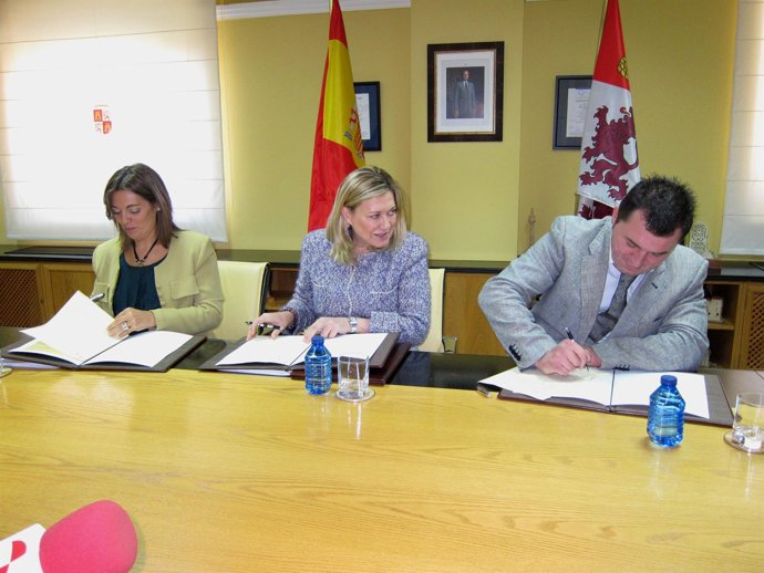 Milagros Marcos, Pilar del Olmo y Francisco Sardón, durante la firma.