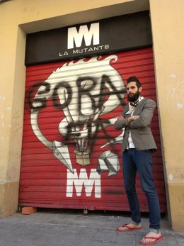 El Artista Omar Jerez Junto A La Pintada