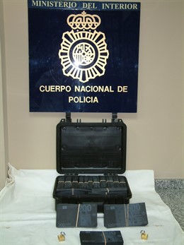 Material intervenido por estafa con billetes tintados en Viveiro (Lugo).