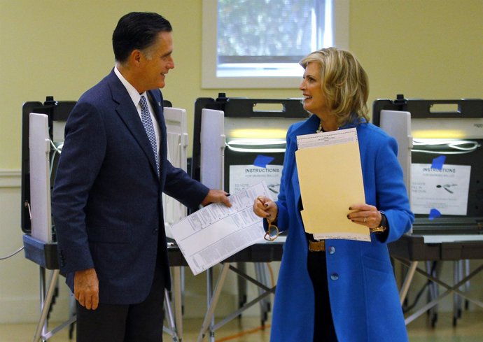El candidato republicano Mitt Romney y su esposa tras depositar su voto