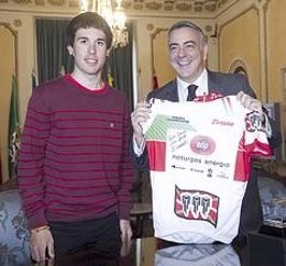 Javier de Andrés recibe el maillot firmado de Imanol Estevez.