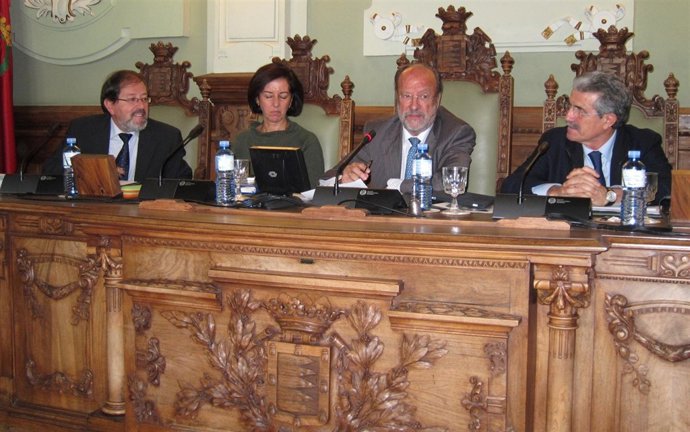 El alcalde de Valladolid, en la mesa presidencial del Pleno municipal