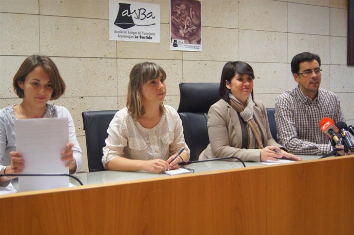 La alcaldesa de Totana, Isabel María Sánchez en el centro      