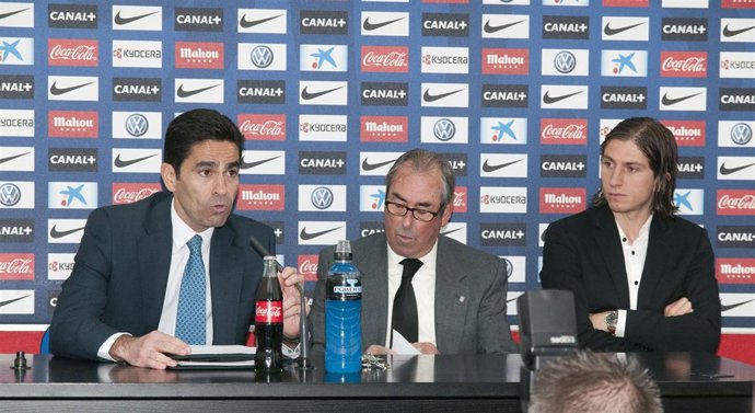 El secretario de la Fundación Grupo IMO, con los 'atléticos' Adelardo y Filipe