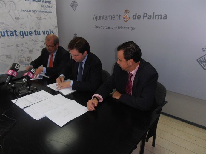 Jesús Valls firma un convenio con Pedro Mayol 