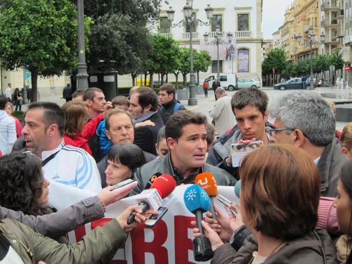 Antonio Santiago, rodeado de periodistas y concentrados
