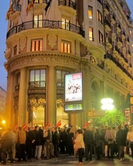 Trabajadores Del Banco De Valencia En Las Puertas De La Sede