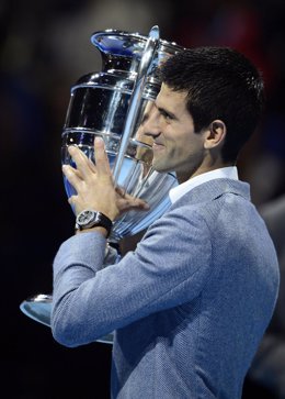 Djokovic recibe el trofeo de número 1 de la ATP