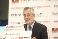 Griñán dice que "ningún consejero puede hacer huelga porque sus servicios mínimos son del cien por cien"