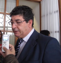 Diego Valderas, hoy antes de llegar a la comisión parlamentaria