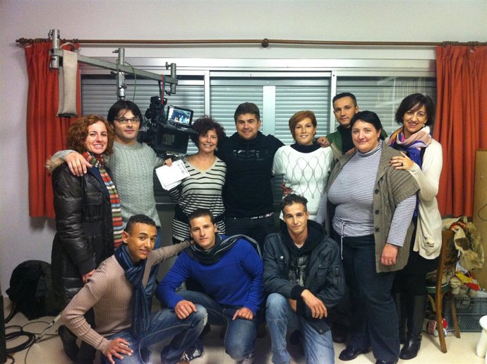 Iciar Bollaín (centro) junto con algunos participantes del rodaje