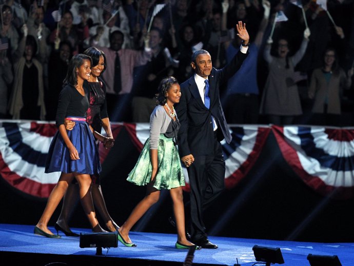 El presidente de Estados Unidos, Barack Obama, junto a su familia tras la victor