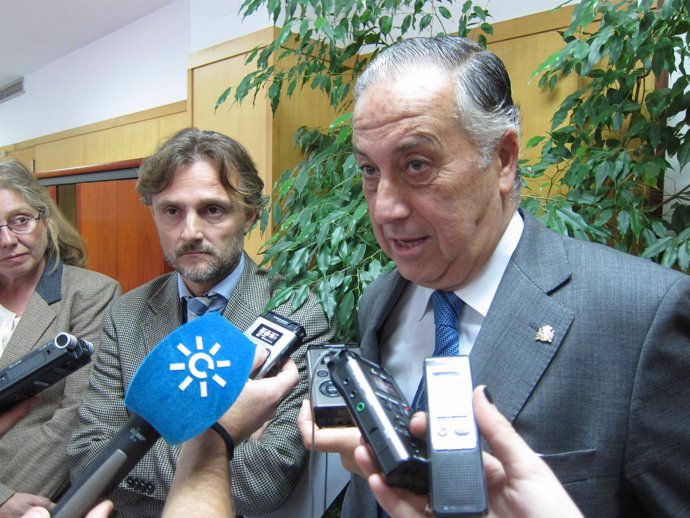 El subdelegado del Gobierno en Huelva, Enrique Pérez Viguera, y José Fiscal. 
