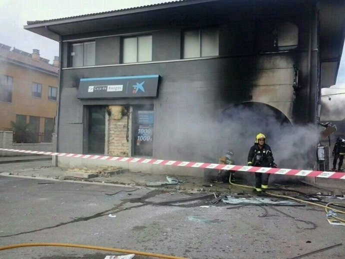 Fuego provocado en una sucursal de una entidad financiera