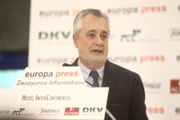 Griñán prevé que la salida de la crisis será un "tránsito largo" y pide mantener la cohesión social