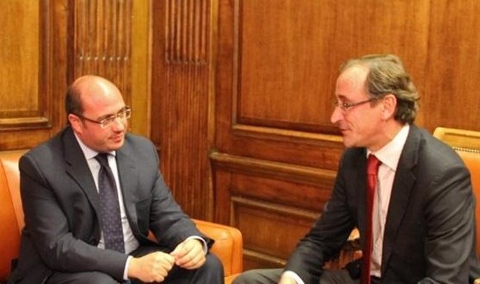 Pedro Antonio Sánchez mantiene una reunión con el portavoz del PP en Congreso 
