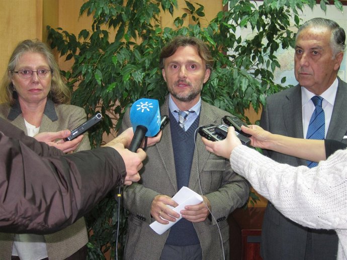 El delegado de la Junta en Huelva, José Fiscal, junto a Pérez Viguera. 