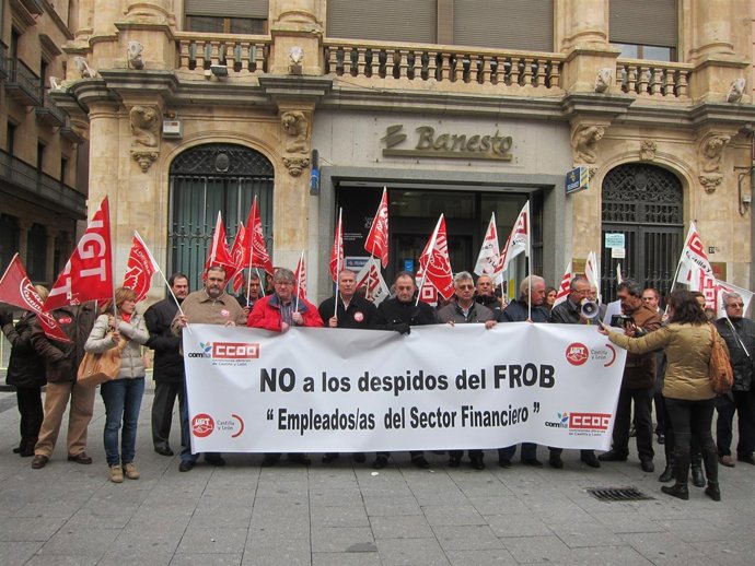 Concentración de los empleados de la banca en la Plaza del Liceo de Salamanca
