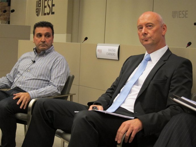 M.Carnero (comité de empresa) y J.Schelchshorm (vpte de Recursos Humanos Seat)