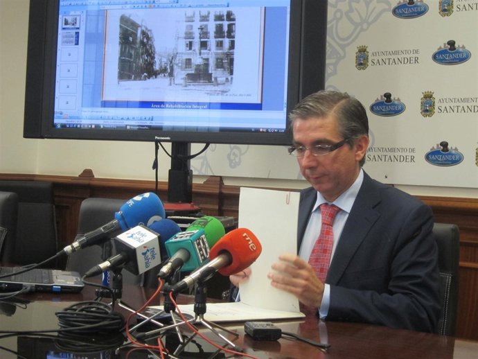 César Díaz en rueda de prensa