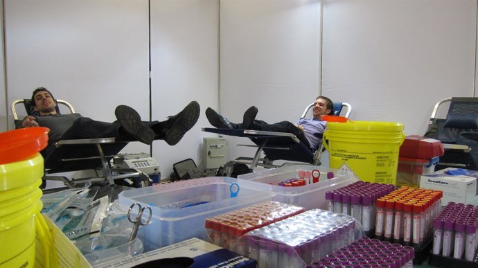 Dos donantes descansan en las dependencias de Cruz Roja y Casbega en el Metro