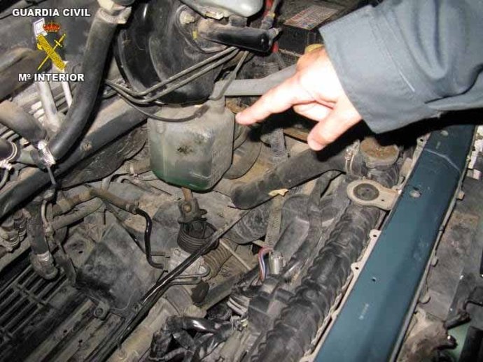 Hueco en el que viajaba oculto un inmigrante