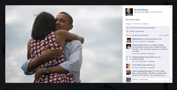 Barack Obama abraza a su mujer tras ganar las elecciones