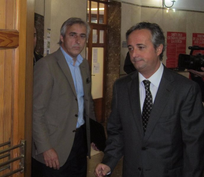 Antoni Juaneda con su abogado Gaspar Oliver
