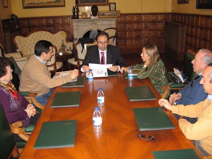 El alcalde con miembros de la Hermandad del Dulce Nombre