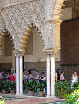 Turistas En Los Reales Alcázares De Sevilla