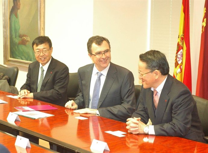 Reunión del consejero José Ballesta con el presidente del Grupo Takasago 