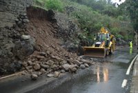 El barrio de Doramas de Moya (Gran Canaria) se queda incomunicado al caer un talud de tierra en la única vía de acceso