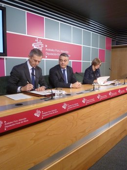 Juan Pedro Badiola, Javier de Andrés y Marta Ruiz en la firma del convenio.