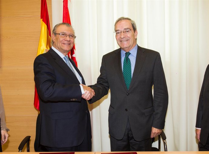 Consejero de Asuntos Sociales de la Comunidad de Madrid, Jesús Fermosel (izq)