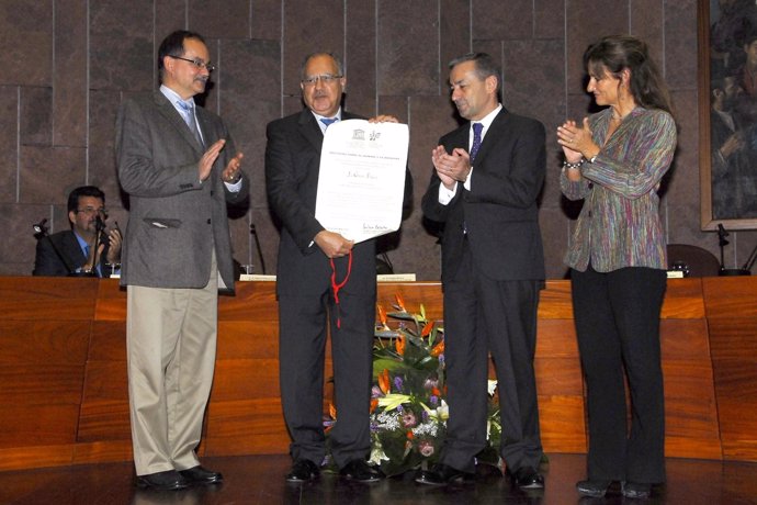 Curbelo (en el centro), recibe el certificado de la Unesco